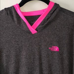 Women’s North Face Light Weight Top